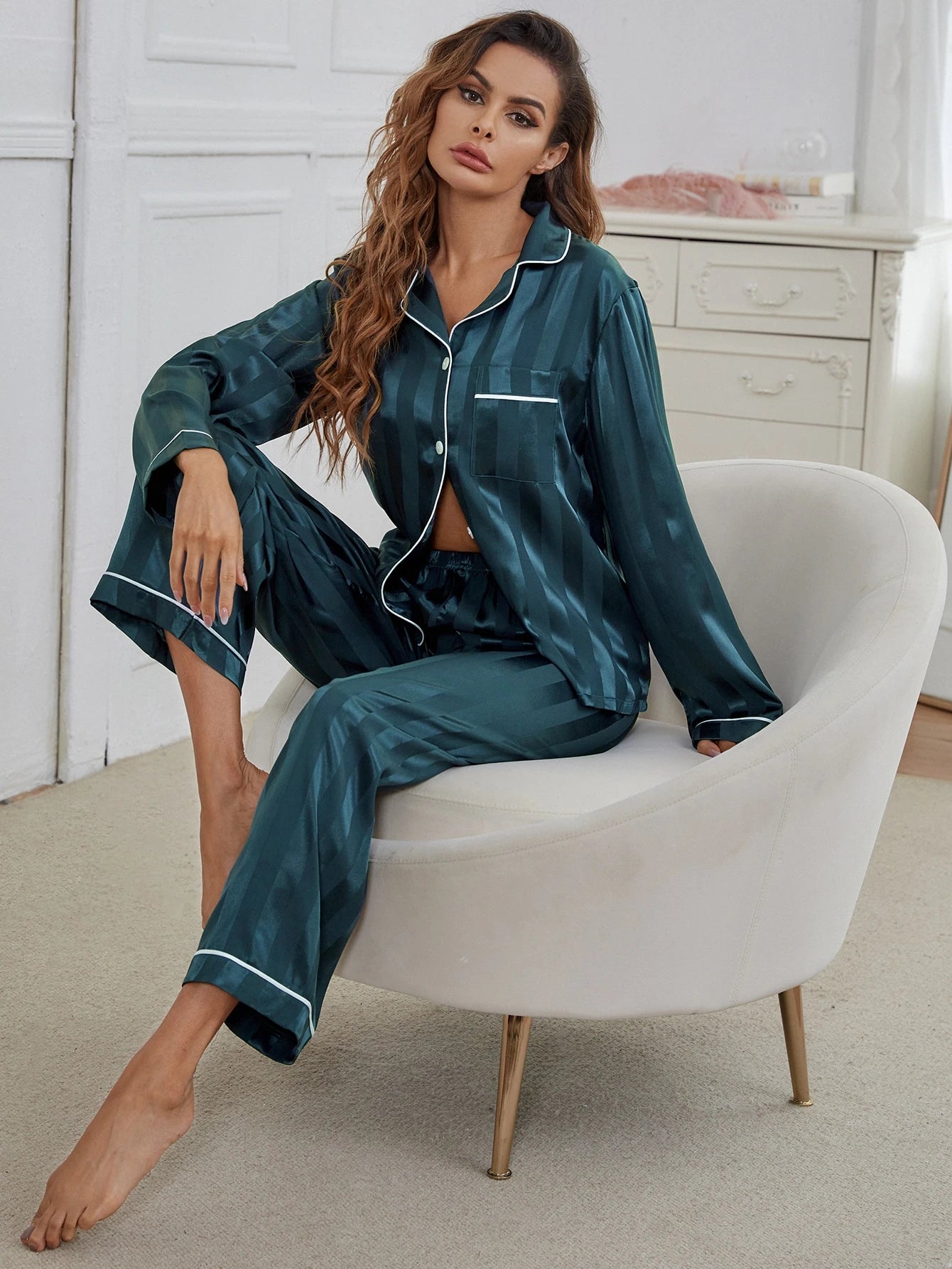 SHEIN Conjunto de pijama de cetim com acabamento em contraste