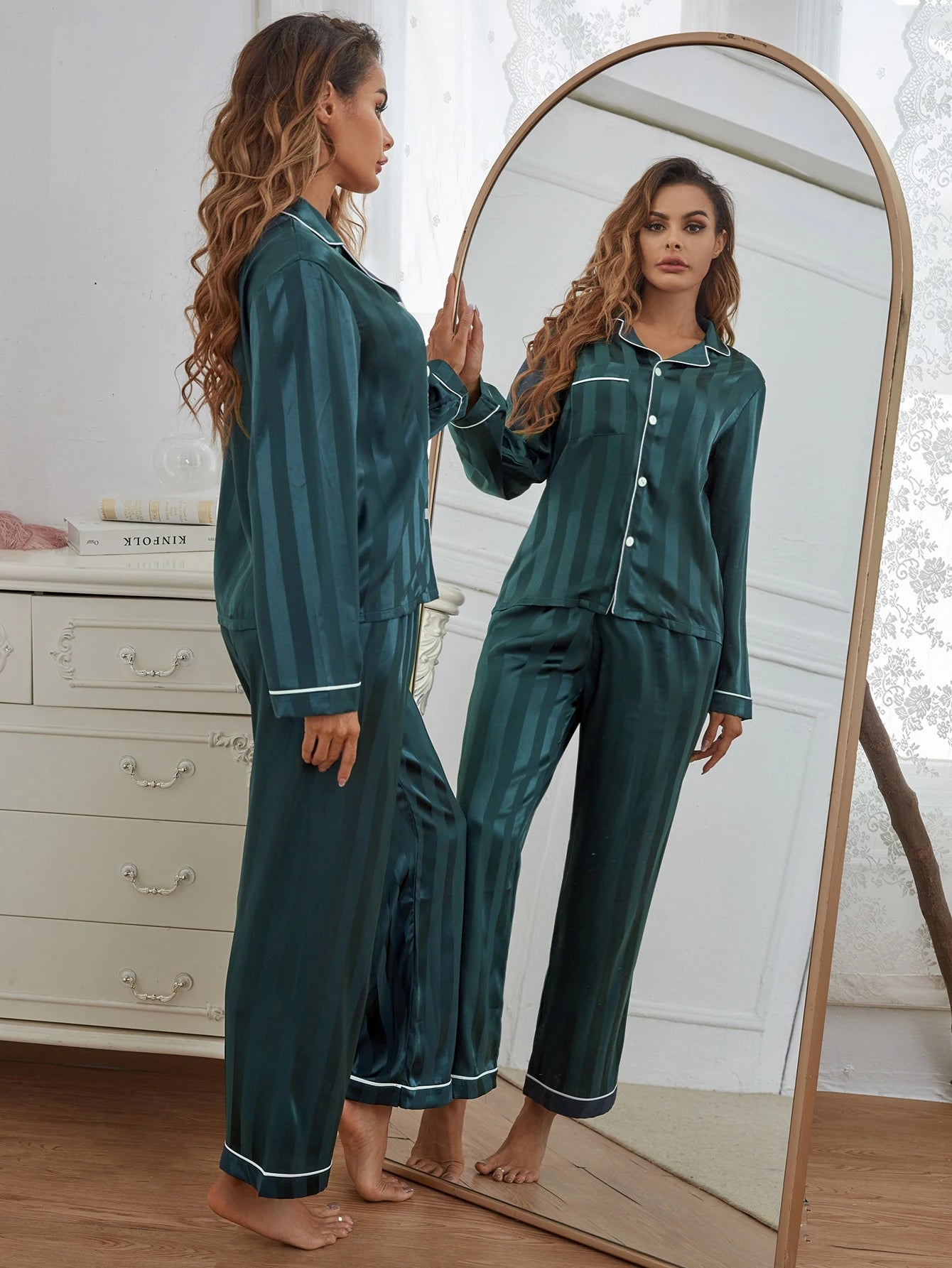 SHEIN Conjunto de pijama de cetim com acabamento em contraste