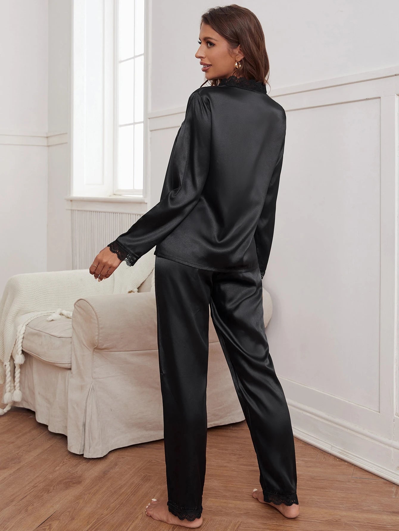 Conjunto de Pijama com Renda Guipure e Cetim