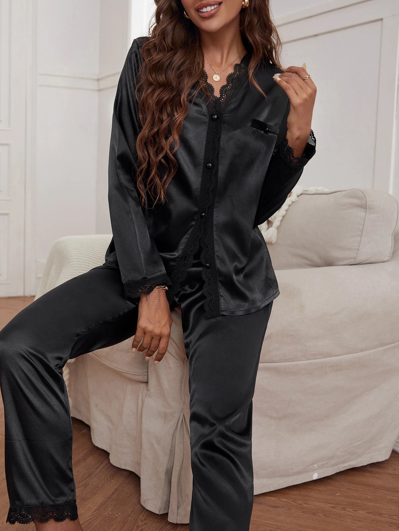 Conjunto de Pijama com Renda Guipure e Cetim