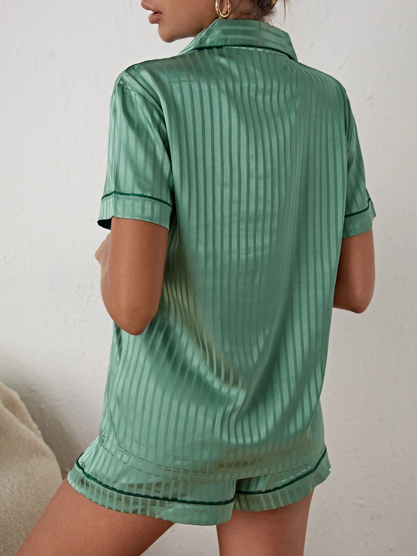CoupledUp Conjunto de Pijama Listrado com Botões na Frente em Cetim, Conjunto Branco
