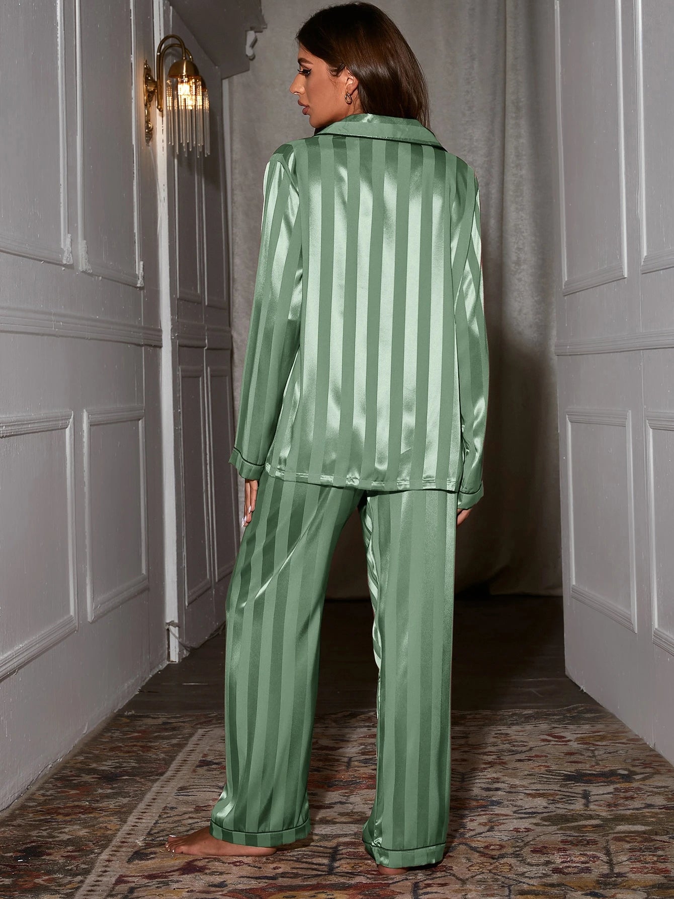 SHEIN Conjunto de pijama de cetim com acabamento em contraste