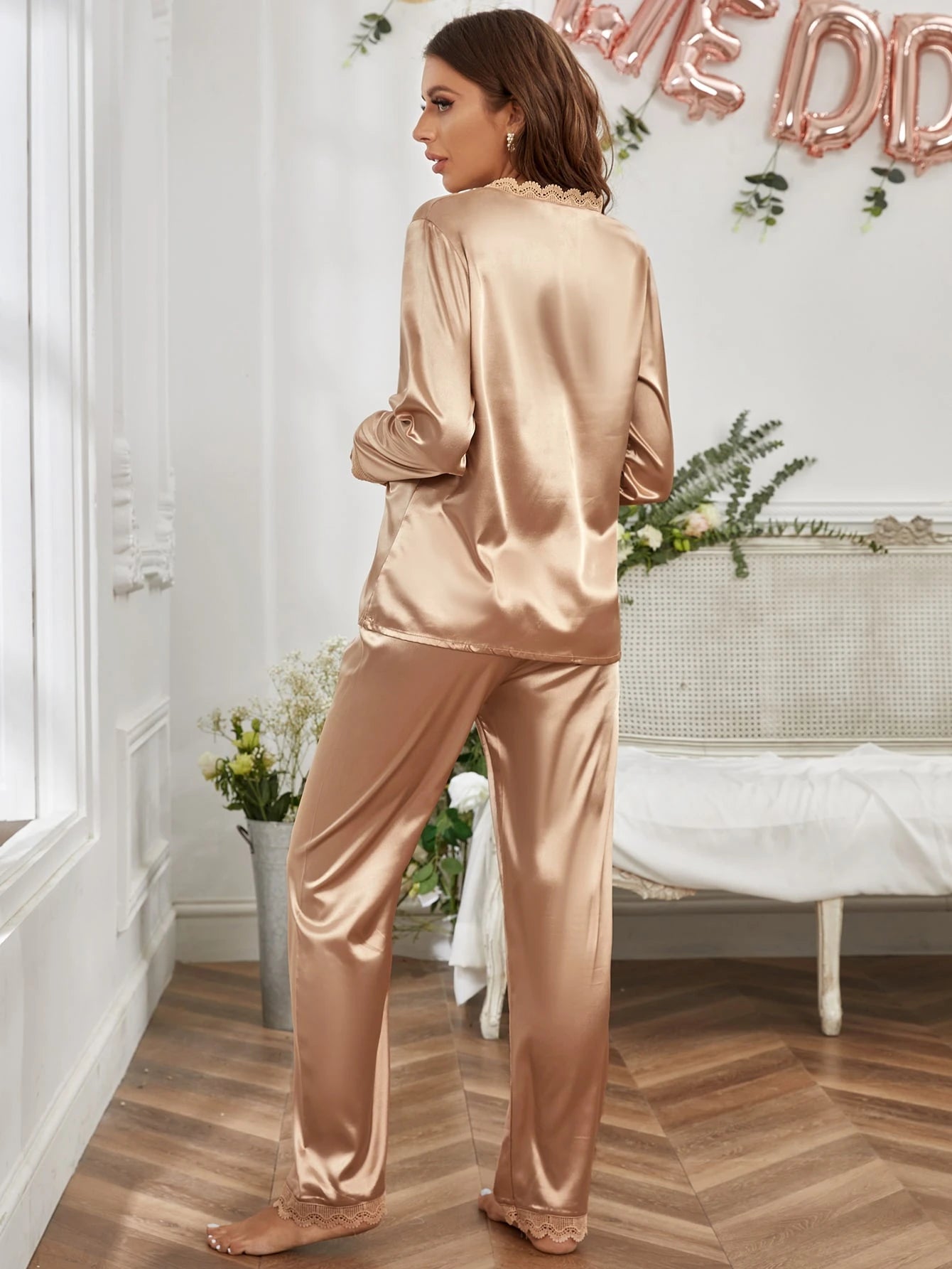 Conjunto de Pijama com Renda Guipure e Cetim