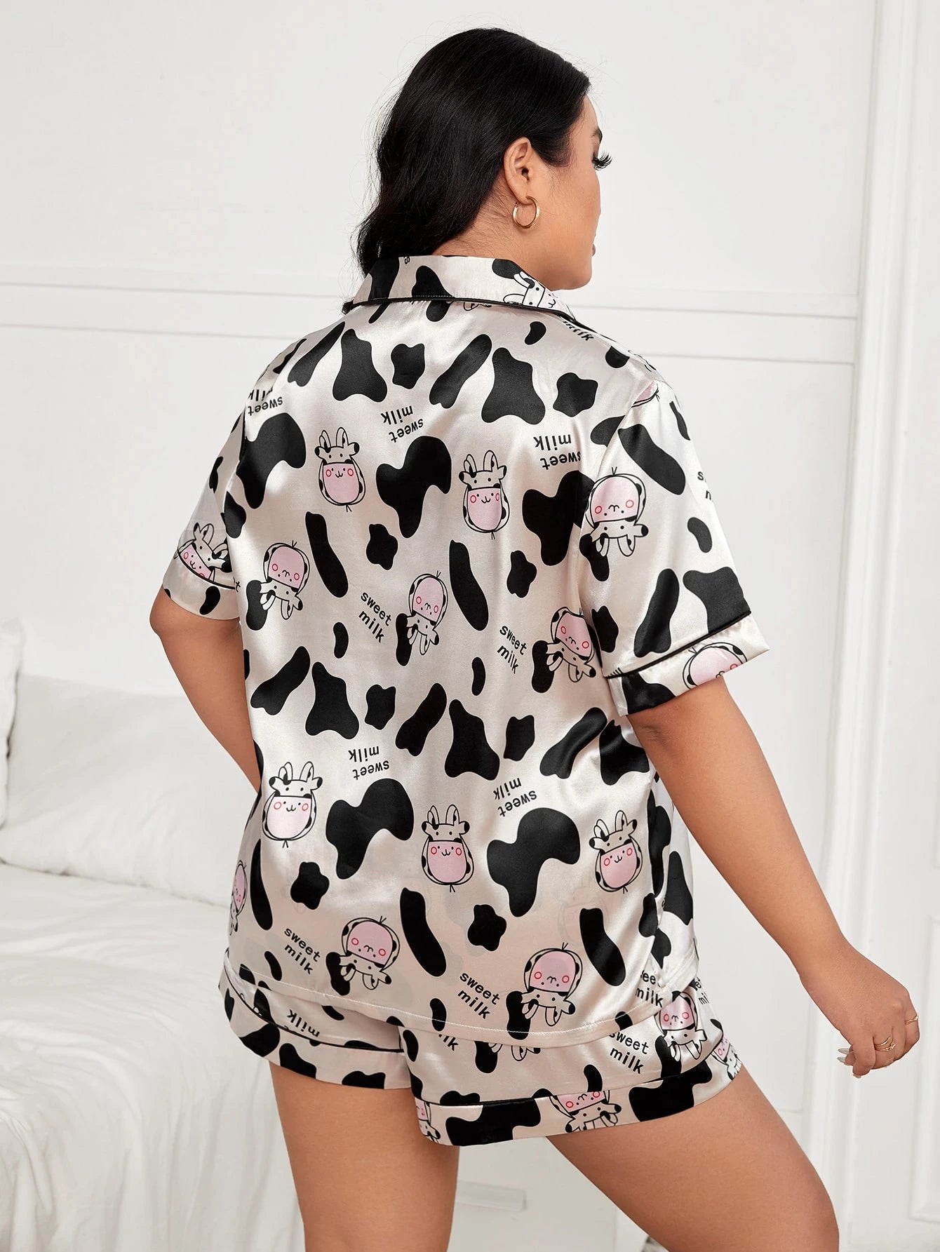 Conjunto de Pijama Blusa de Dormir e Shorts de Dormir com Estampa de Vaca e Letra em Cetim