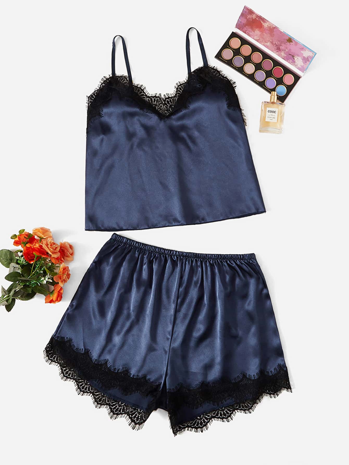 Conjunto de Pijama com Top Camiseta e Shorts em Cetim com Renda