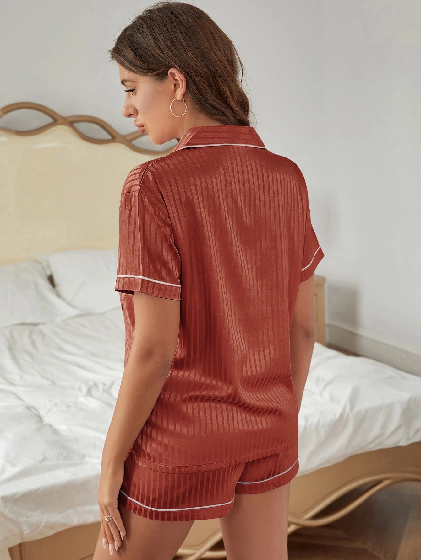 CoupledUp Conjunto de Pijama Listrado com Botões na Frente em Cetim, Conjunto Branco