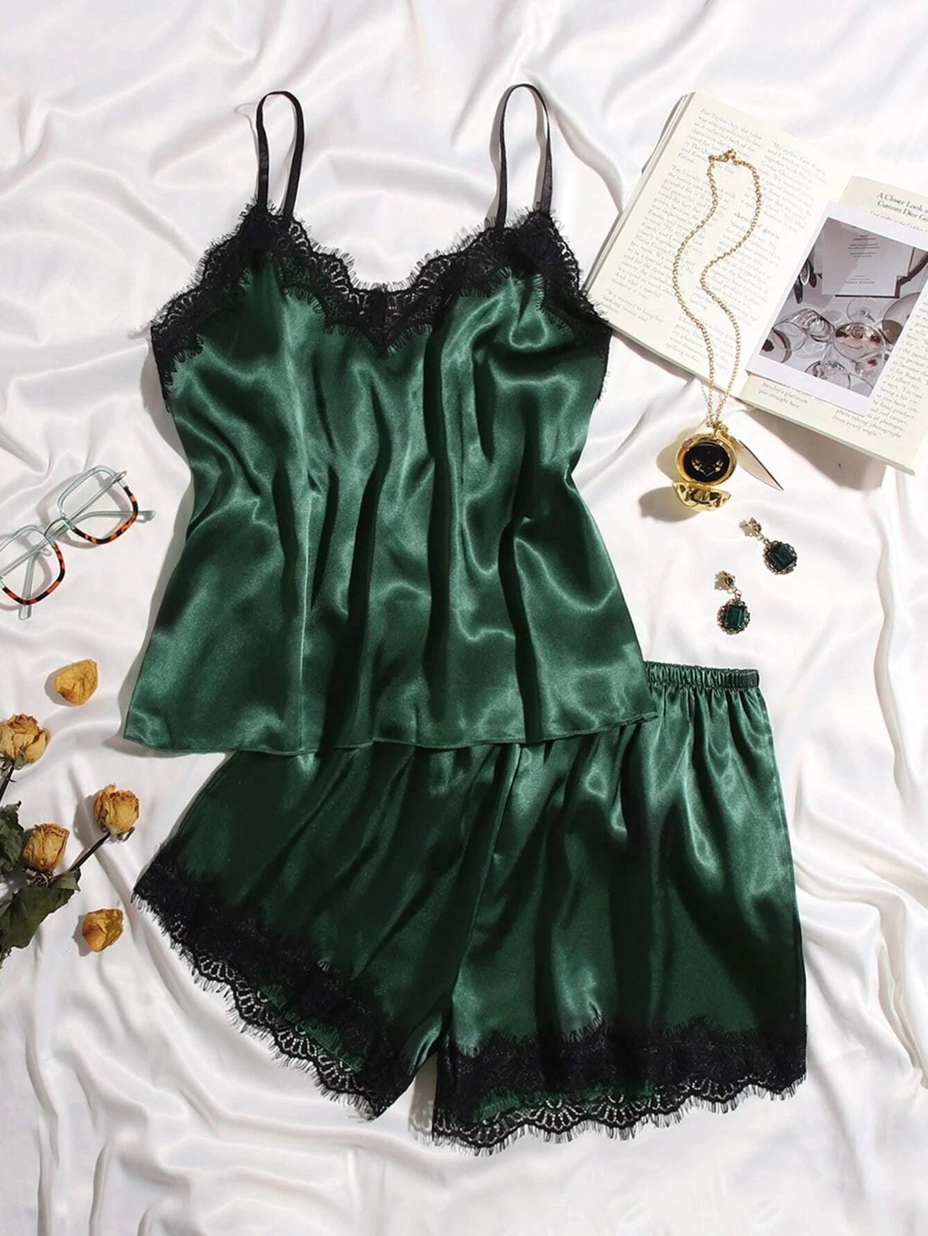 Conjunto de Pijama com Top Camiseta e Shorts em Cetim com Renda