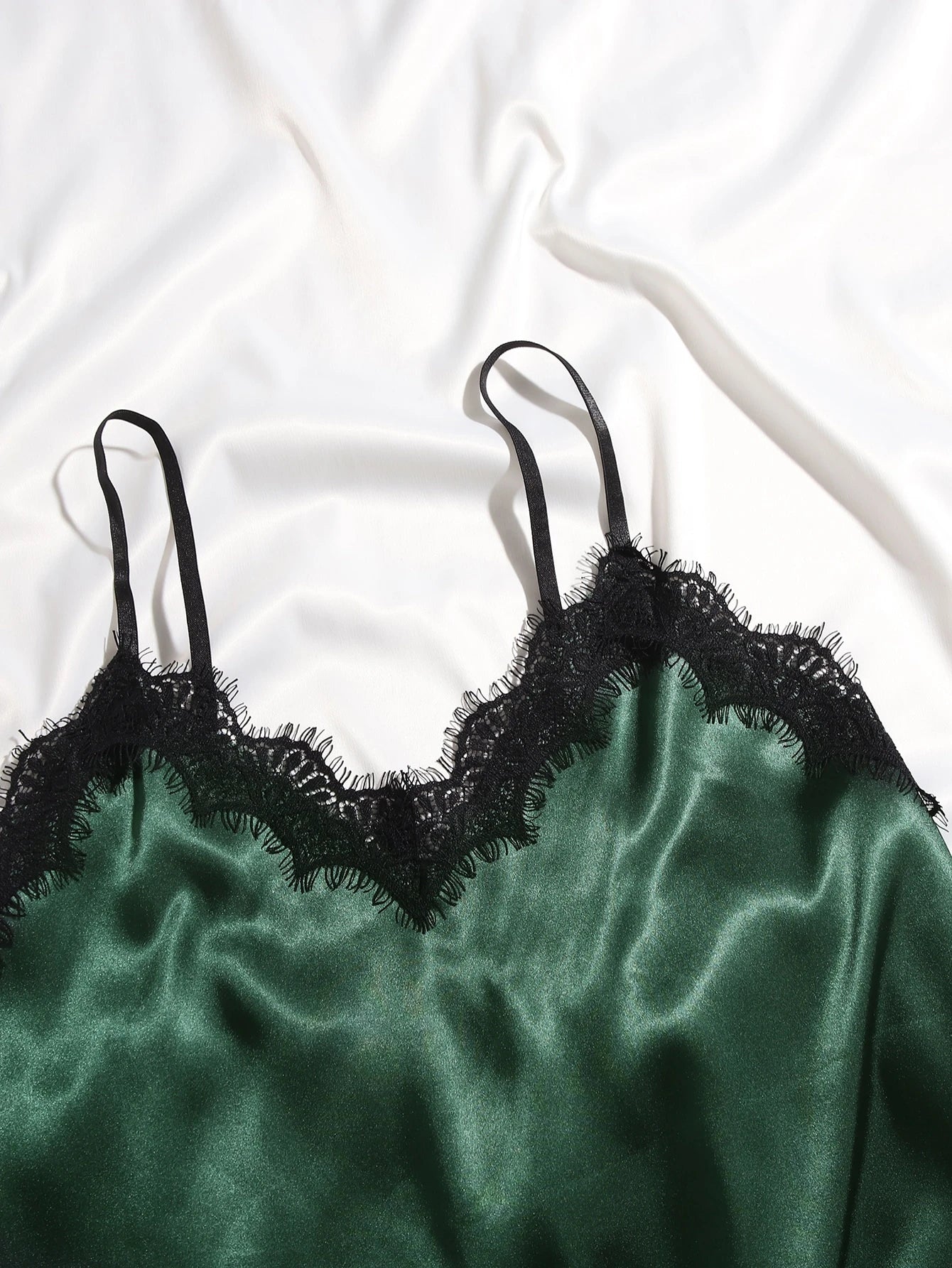 Conjunto de Pijama com Top Camiseta e Shorts em Cetim com Renda