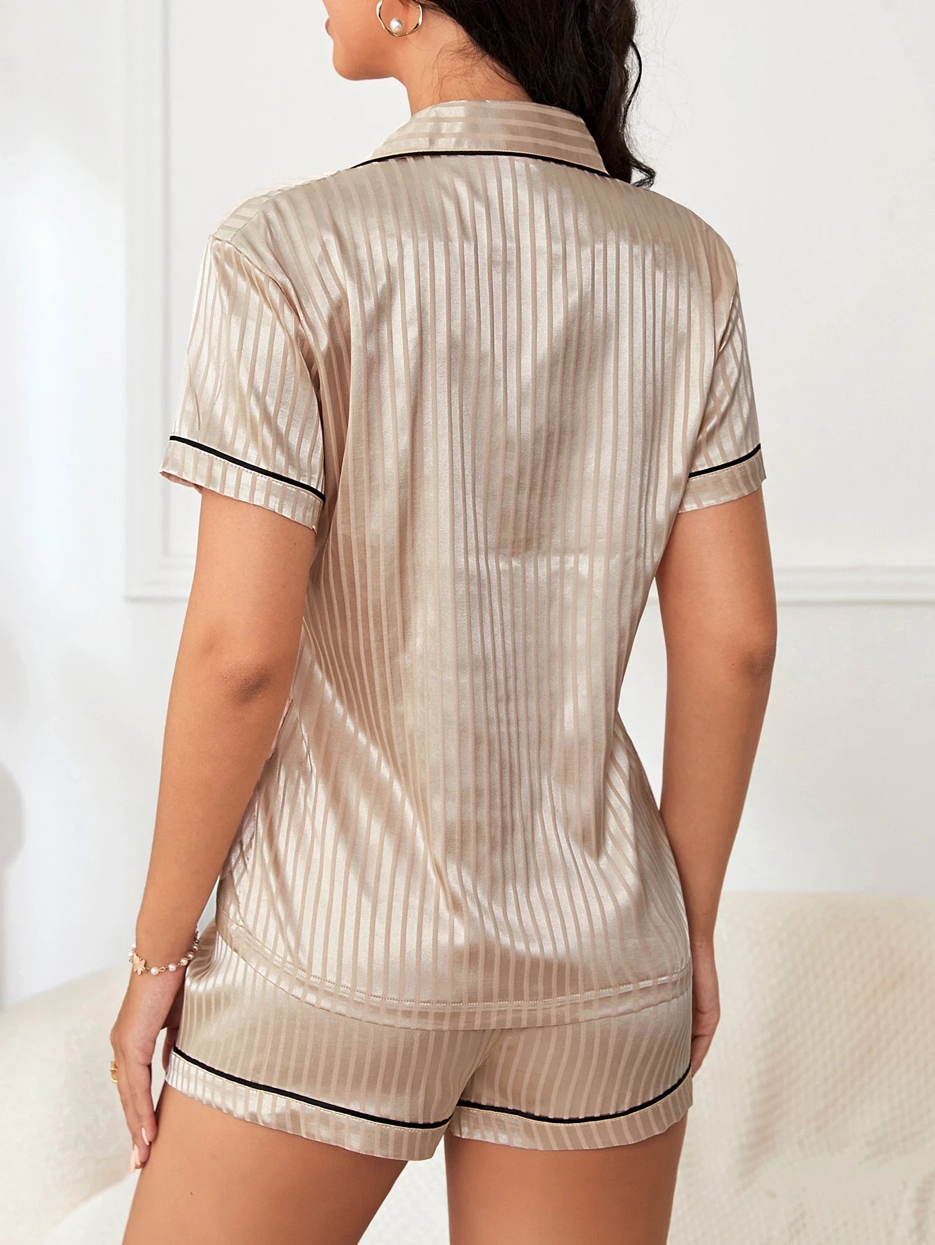 Conjunto de Pijama/Pijama em Cetim com Estampa de Listras e Coração e Detalhes em Vivo Contrastantes