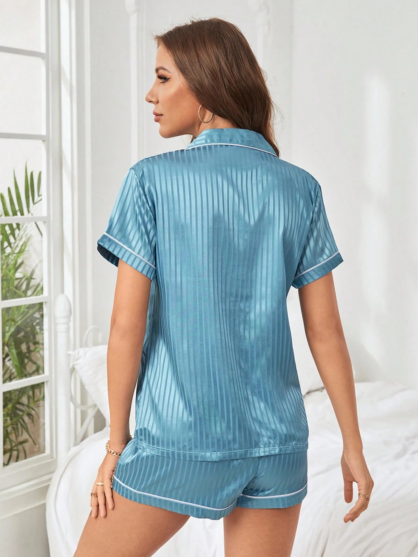 CoupledUp Conjunto de Pijama Listrado com Botões na Frente em Cetim, Conjunto Branco