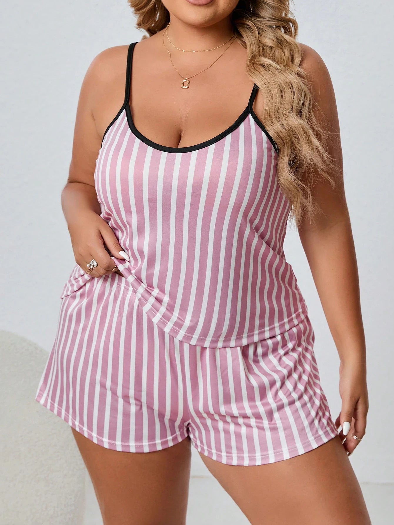 Conjunto de Pijama com Estampa de Listra e Acabamento em Contraste