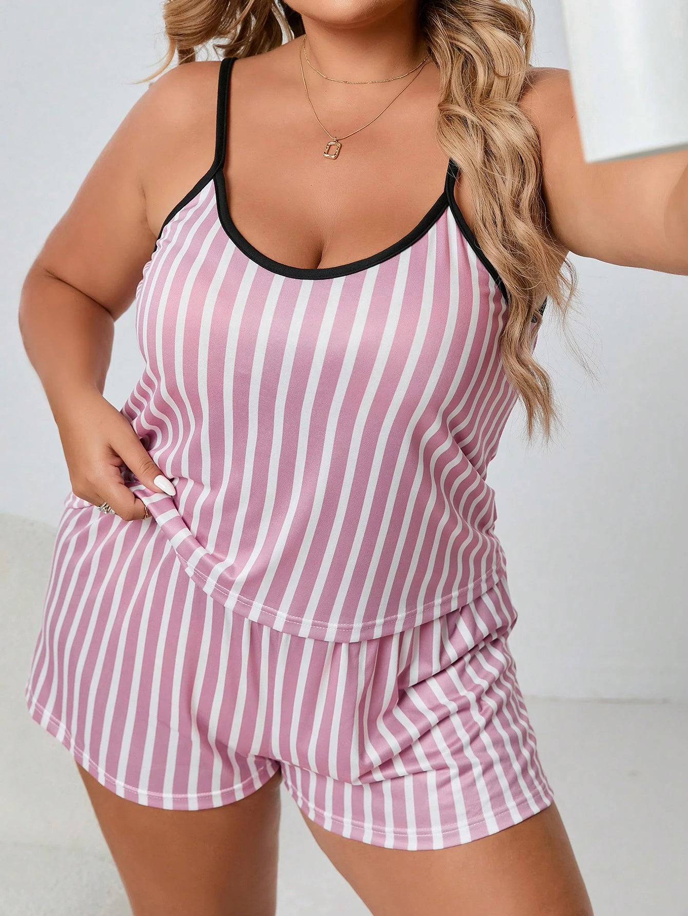 Conjunto de Pijama com Estampa de Listra e Acabamento em Contraste