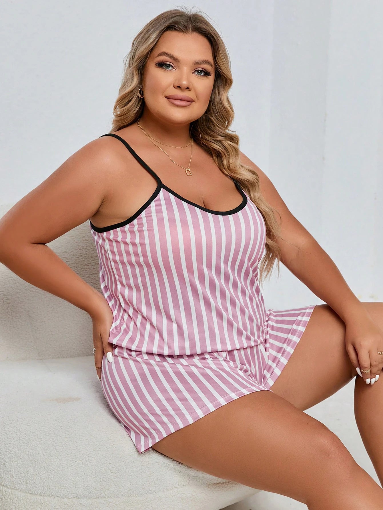Conjunto de Pijama com Estampa de Listra e Acabamento em Contraste