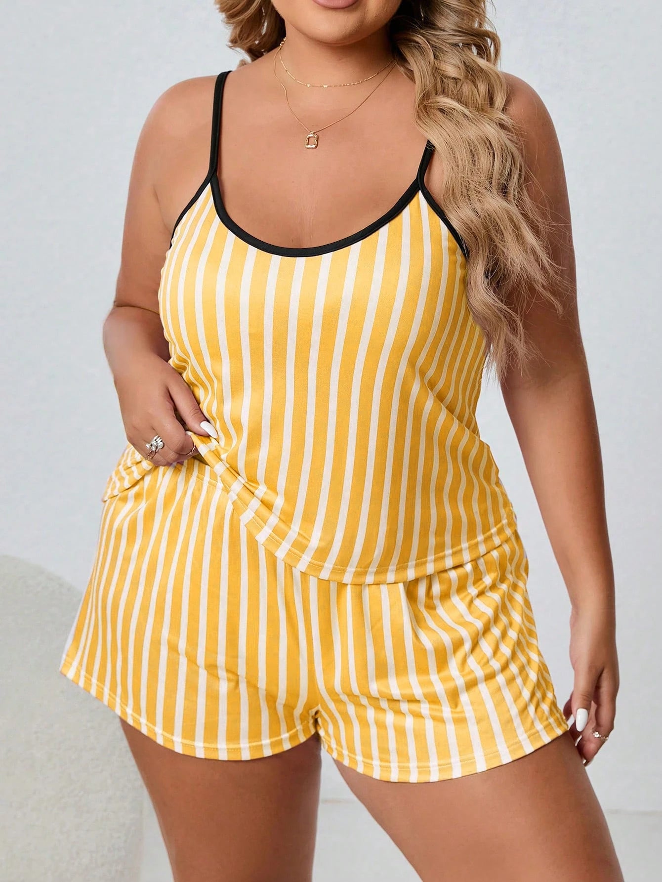 Conjunto de Pijama com Estampa de Listra e Acabamento em Contraste