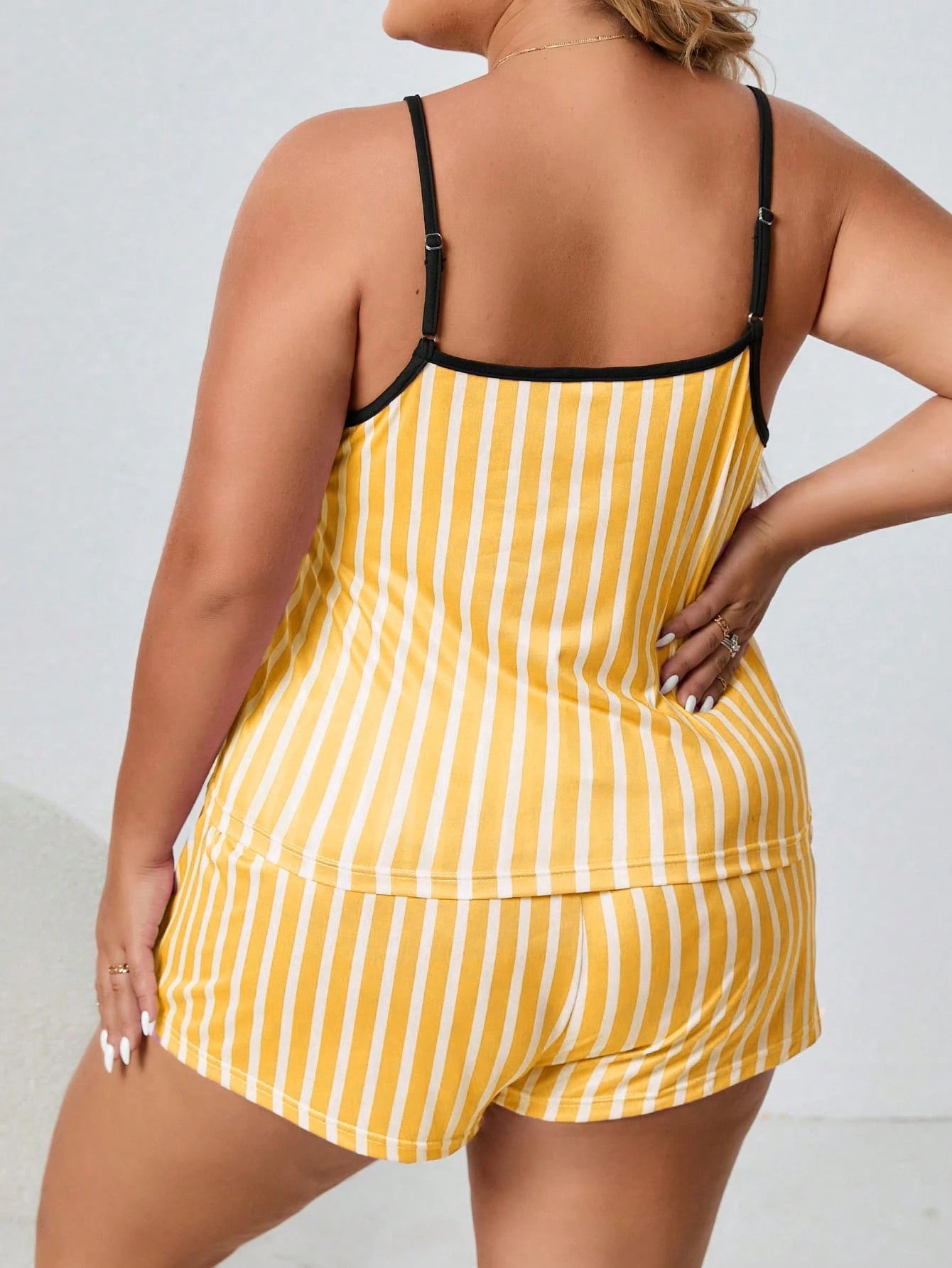 Conjunto de Pijama com Estampa de Listra e Acabamento em Contraste