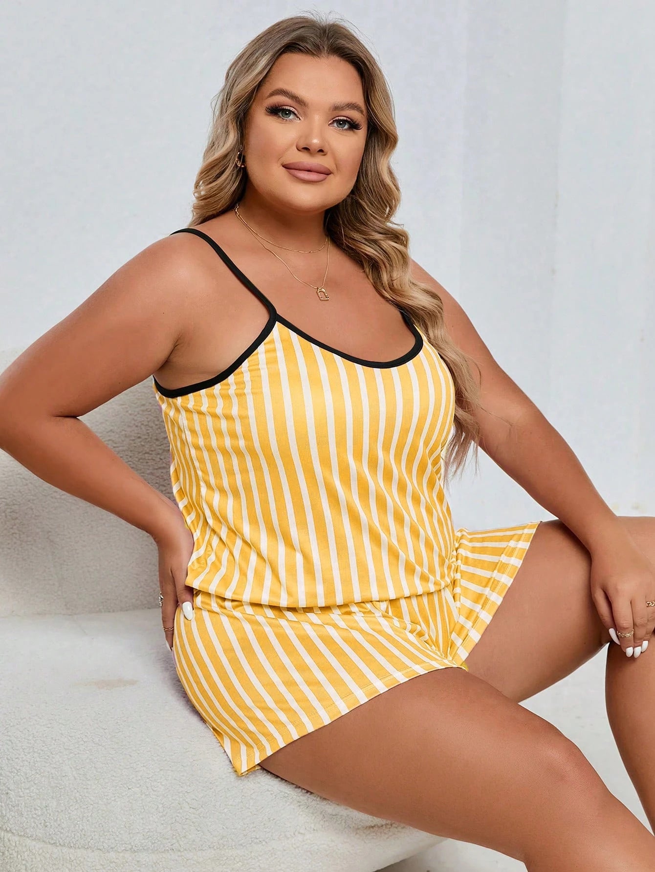 Conjunto de Pijama com Estampa de Listra e Acabamento em Contraste