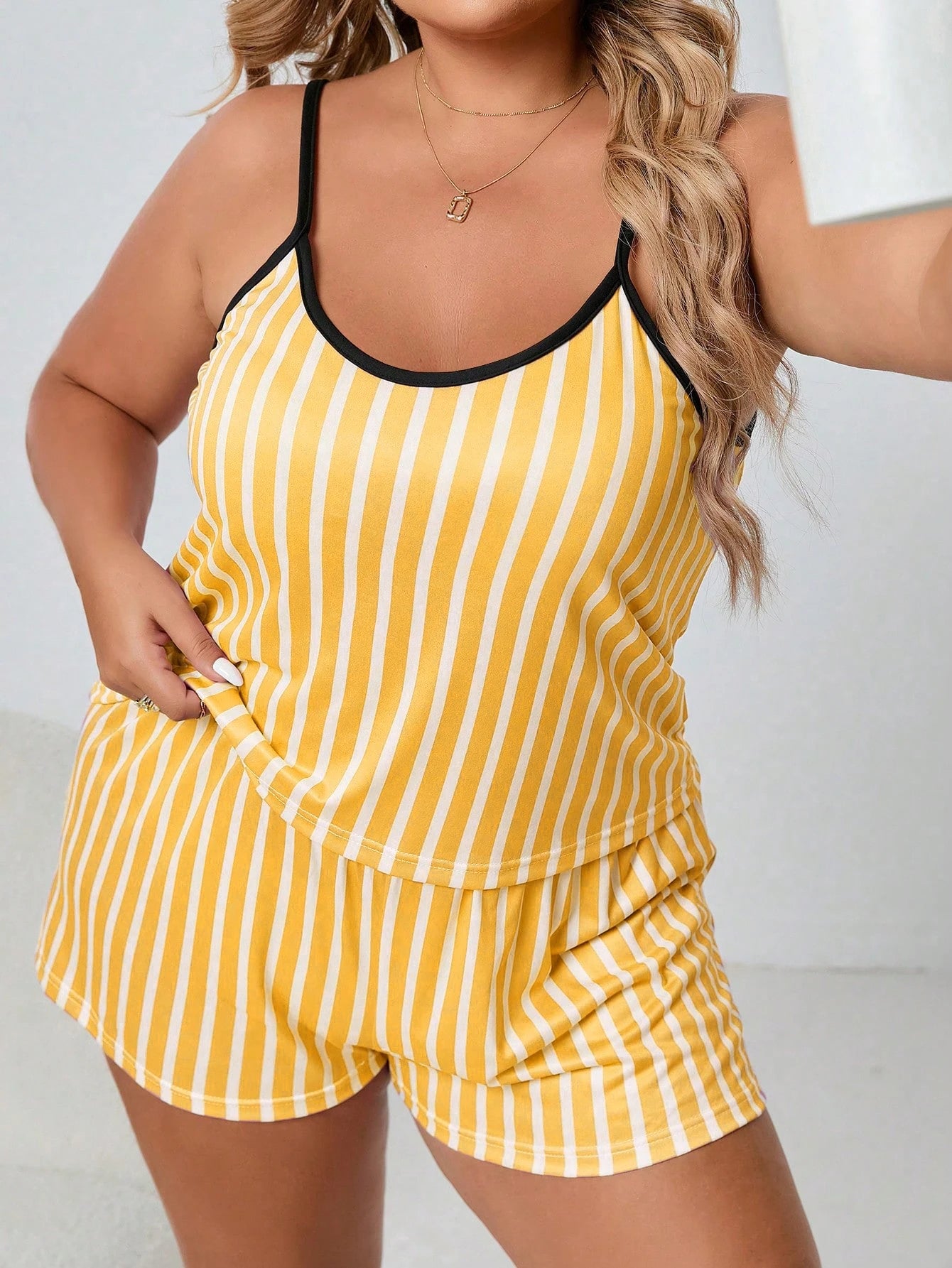 Conjunto de Pijama com Estampa de Listra e Acabamento em Contraste