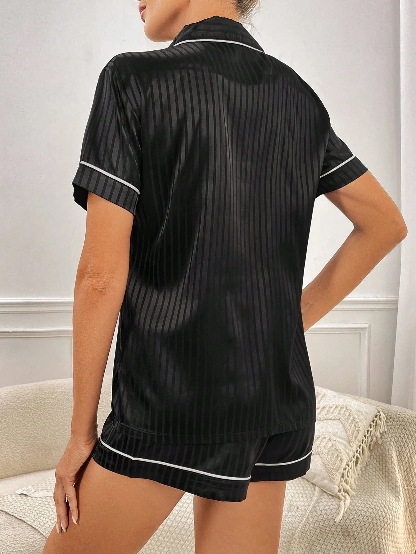 CoupledUp Conjunto de Pijama Listrado com Botões na Frente em Cetim, Conjunto Branco