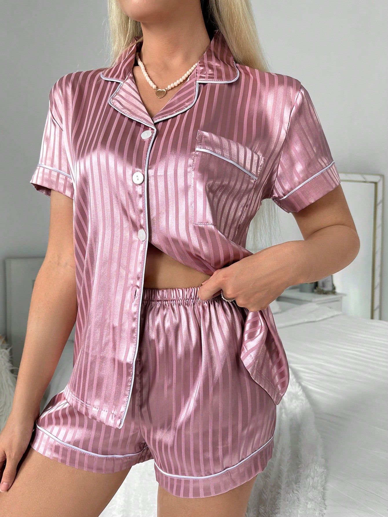 CoupledUp Conjunto de Pijama Listrado com Botões na Frente em Cetim, Conjunto Branco