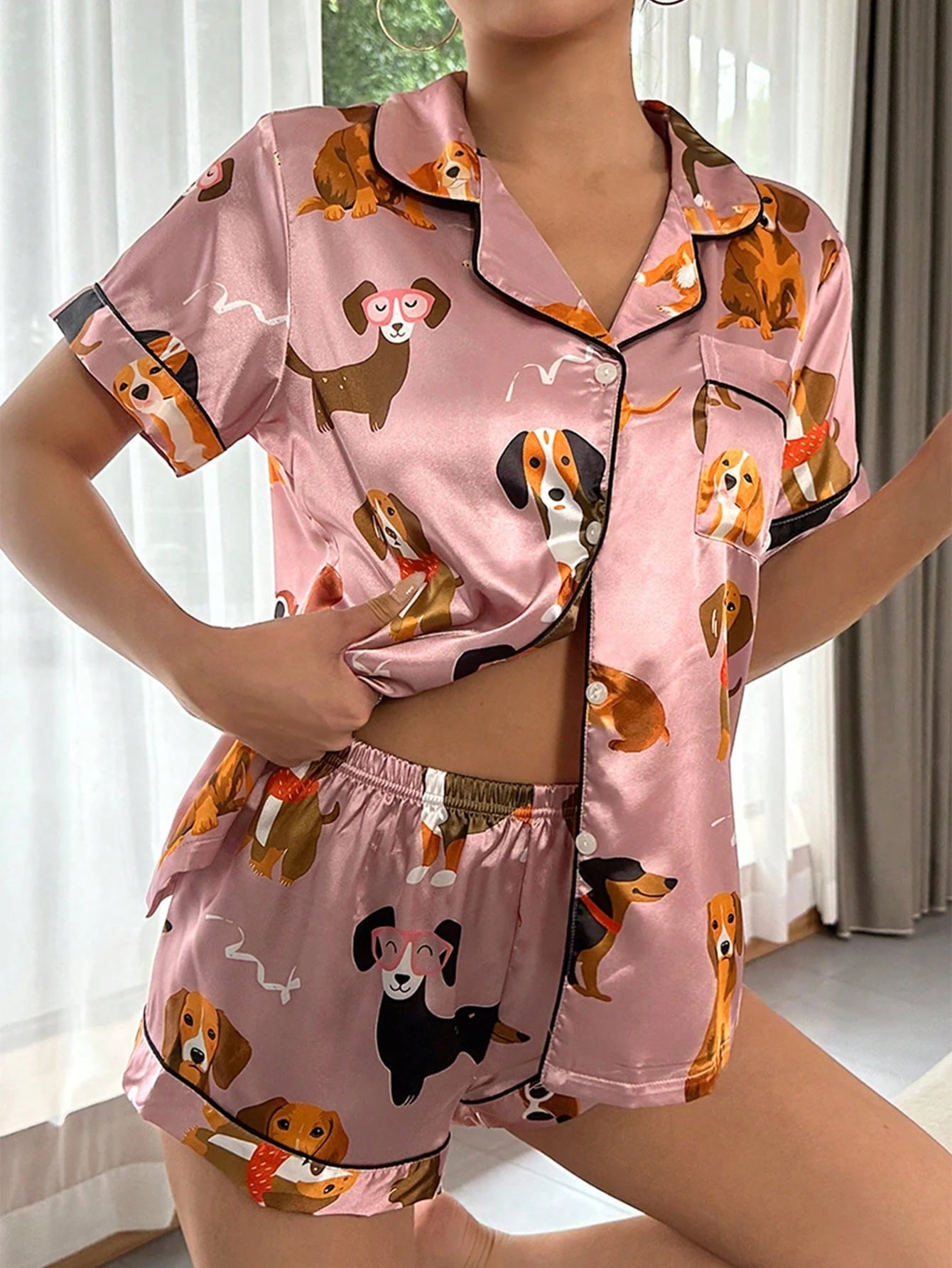 Conjunto de Pijama / Pijama de Cetim com Filete de Contraste Gráfico de Desenho Animado