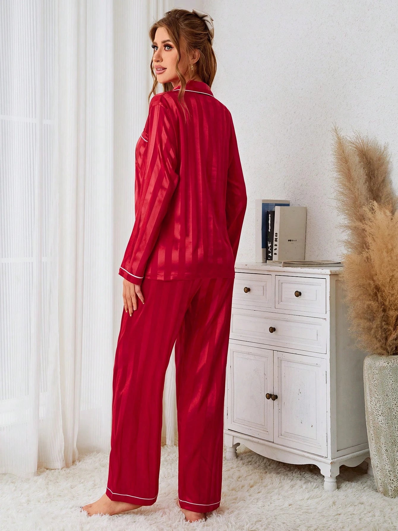 SHEIN Conjunto de pijama de cetim com acabamento em contraste