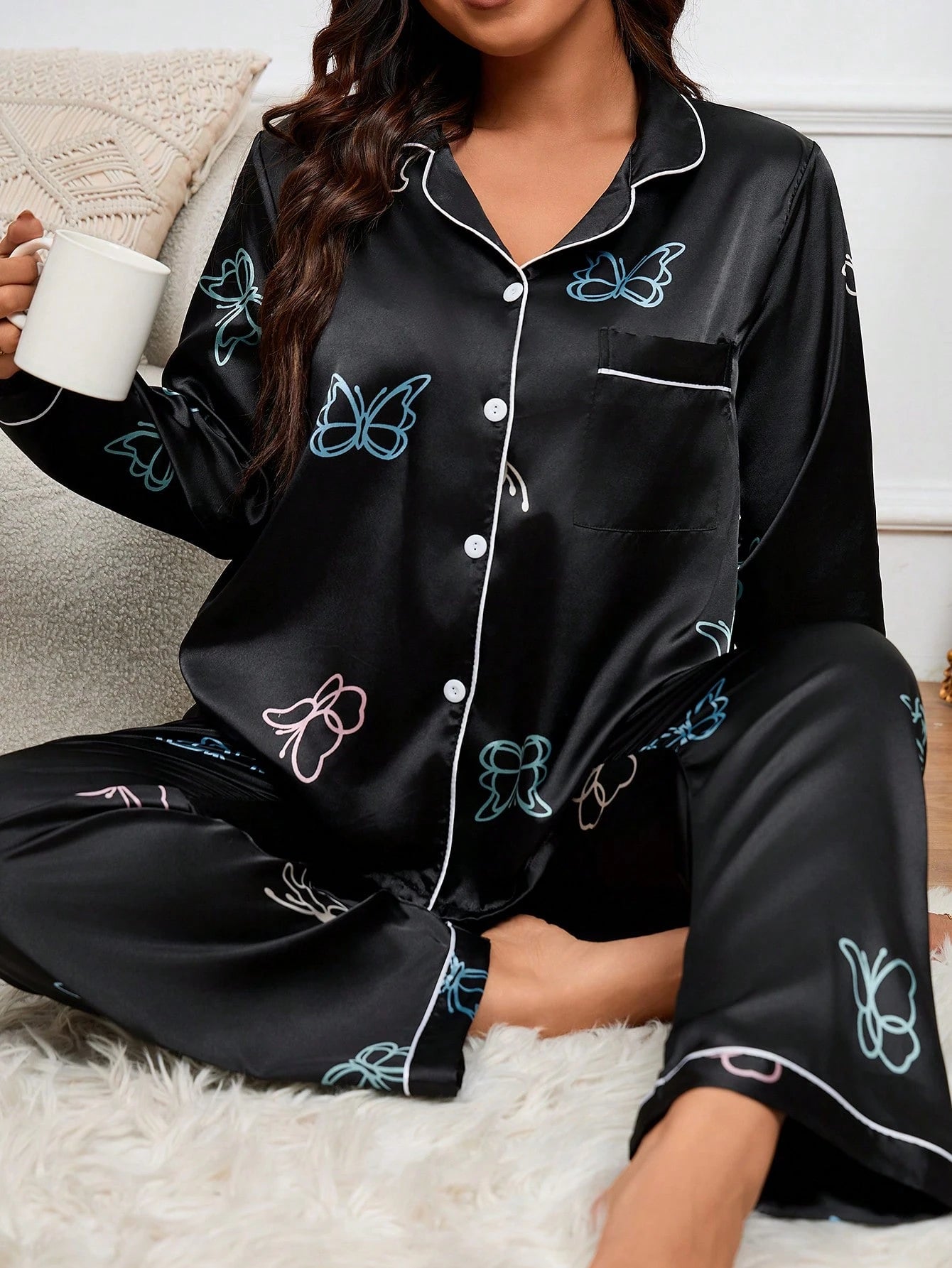 Conjunto de Pijama Cetim com Friso de Contraste Estampa de Borboleta