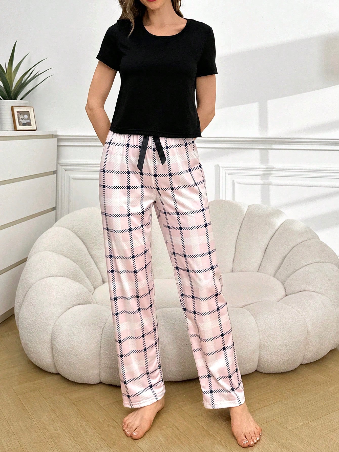 Conjunto De Pijama De Manga Curta E Gola Redonda Em T-shirt Sólida De Cor Sólida E Calça Xadrez