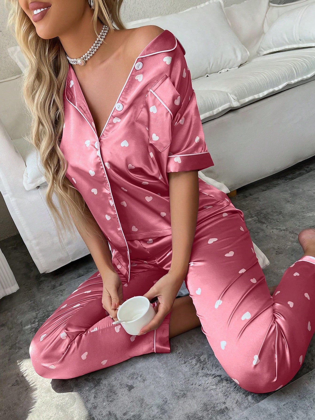 Conjunto de pijama de manga curta simulado de seda com estampa de coração, cor sólida e calça comprida com acabamento contrastante