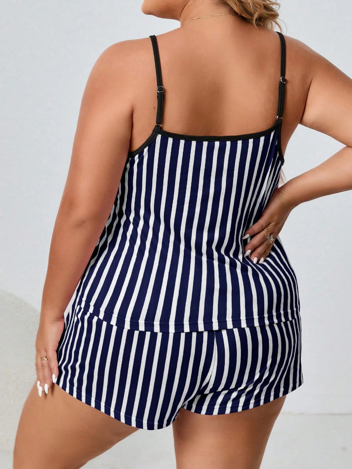 Conjunto de Pijama com Estampa de Listra e Acabamento em Contraste