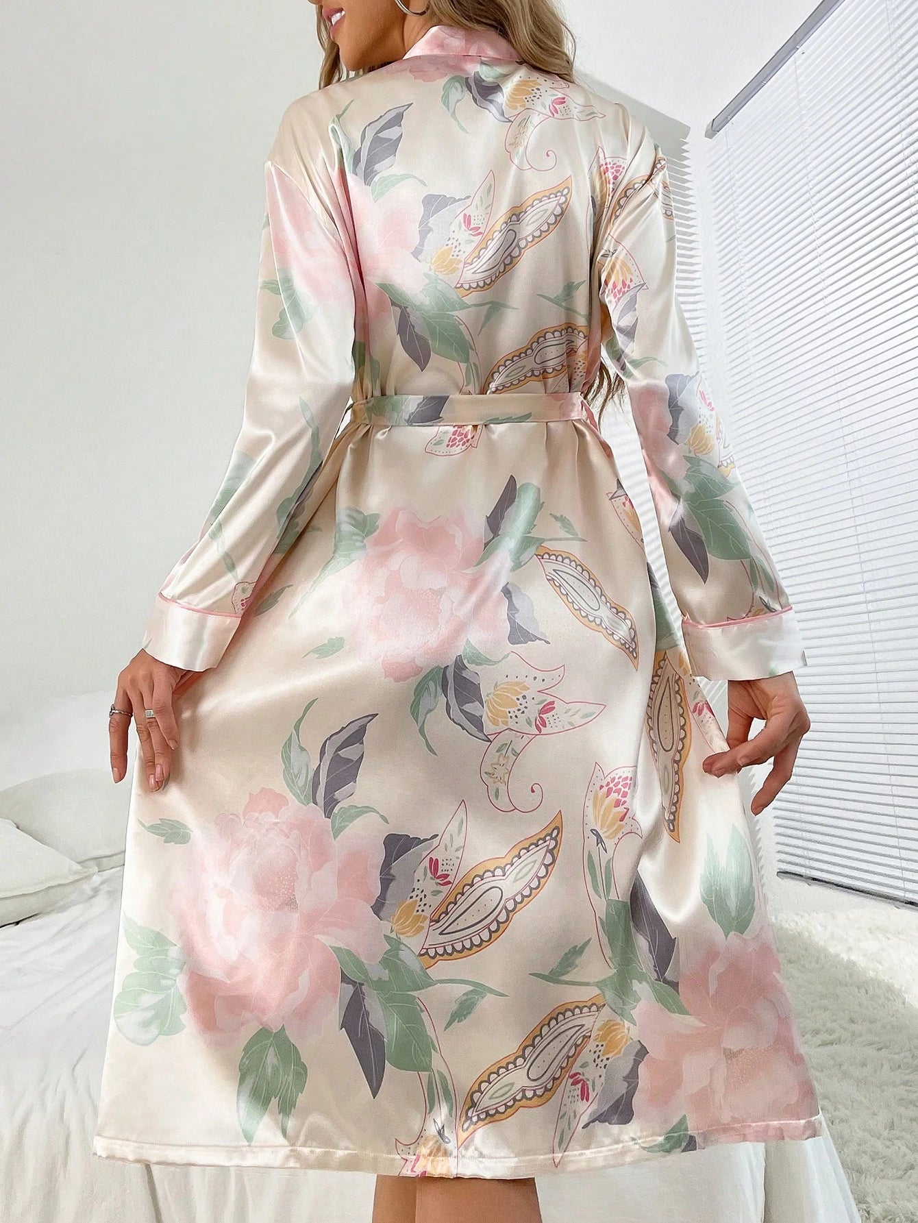 Roupão feminino casual e confortável em seda simulada, estampado com cinto