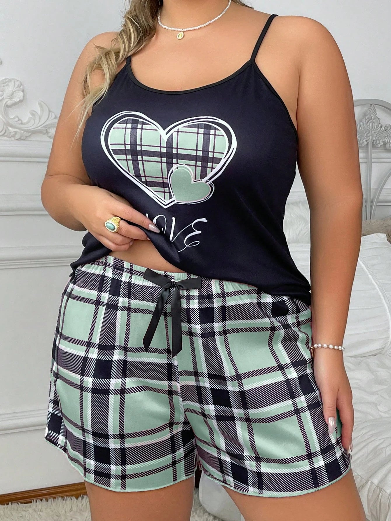 Conjunto de Pijama com Regata e Shorts com Estampa de Xadrez e Coração