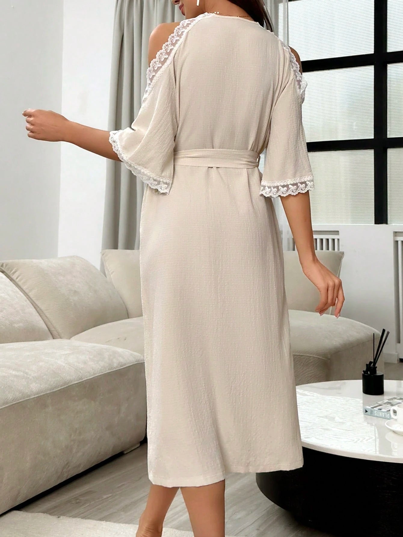 Camisola Feminina de Manga Meio Ombro Aberto com Detalhe de Renda em Contraste