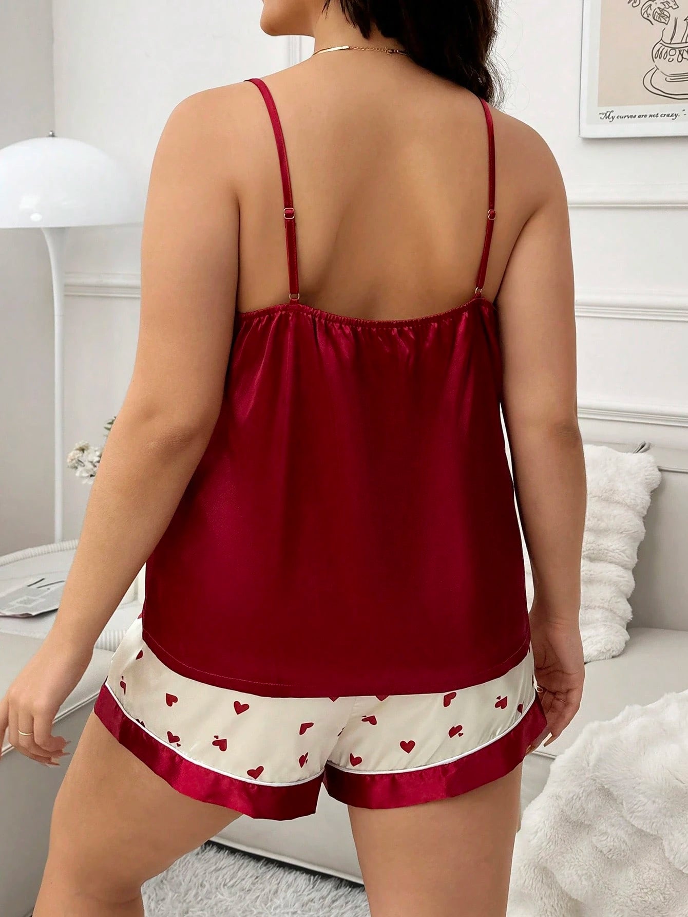 Conjunto de pijama composto por Camisole Plus Size em Cetim e Short com estampa de coração colorido