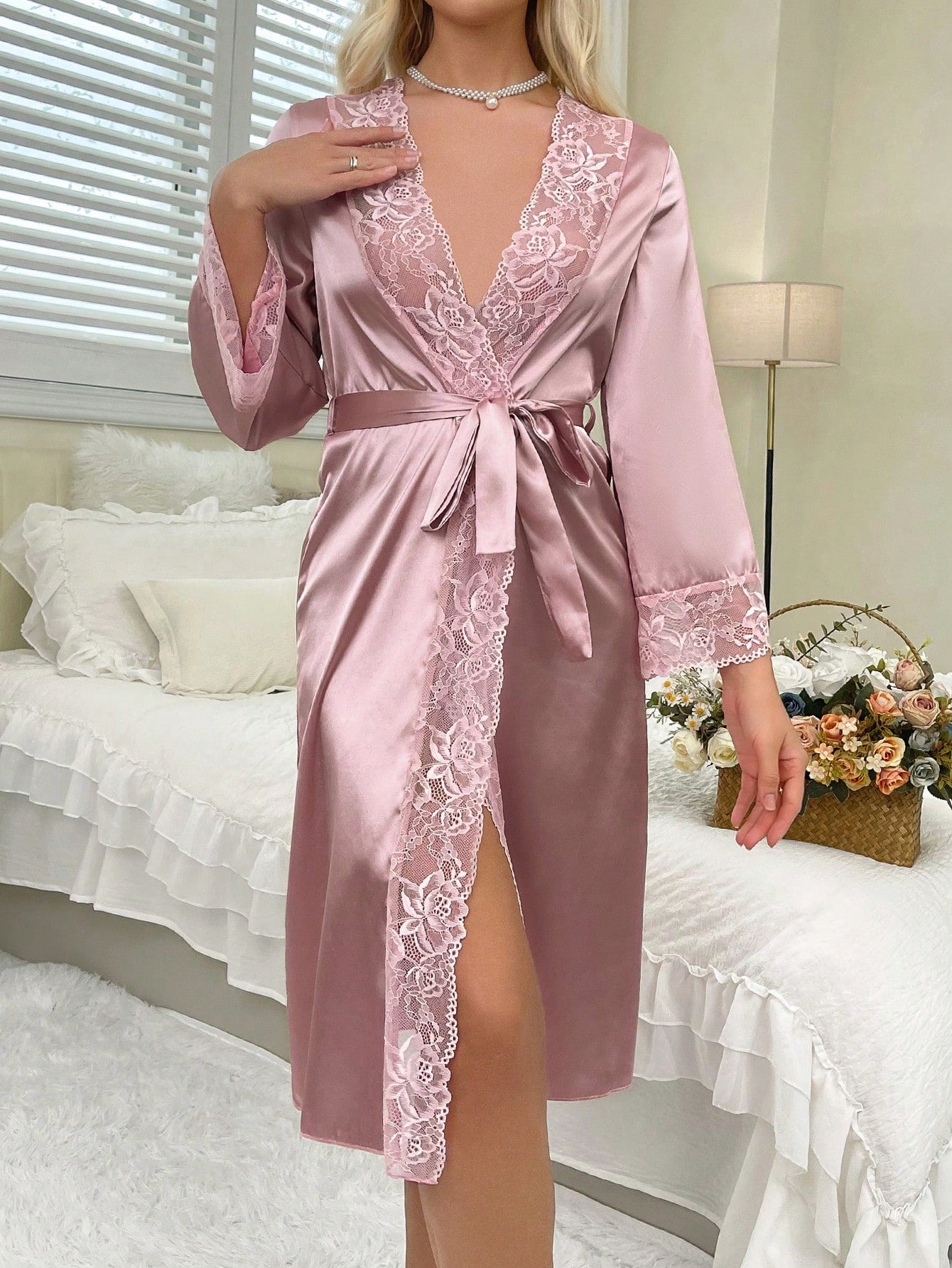 Robe elegante com decote em V profundo, manga longa, amarração na cintura e bainha dividida para mulheres
