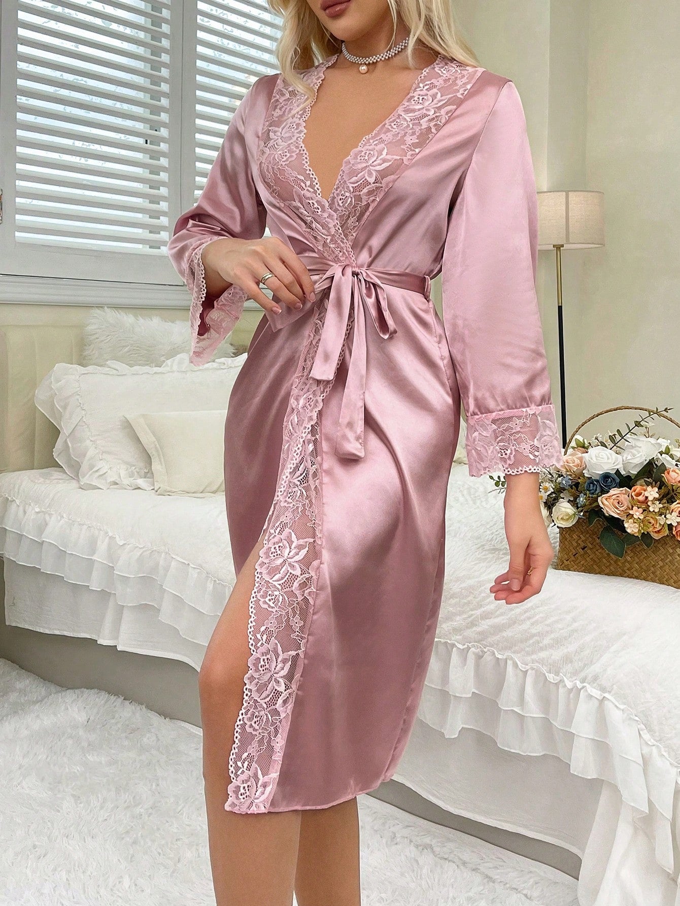 Robe elegante com decote em V profundo, manga longa, amarração na cintura e bainha dividida para mulheres