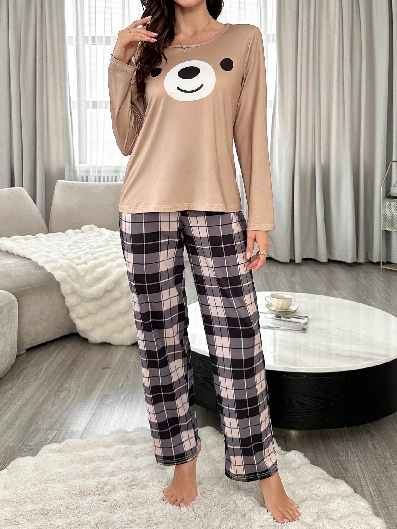 Conjunto Casual de Pijama com Top de Manga Longa com Estampa de Expressão Animal e Calça Xadrez para Mulheres