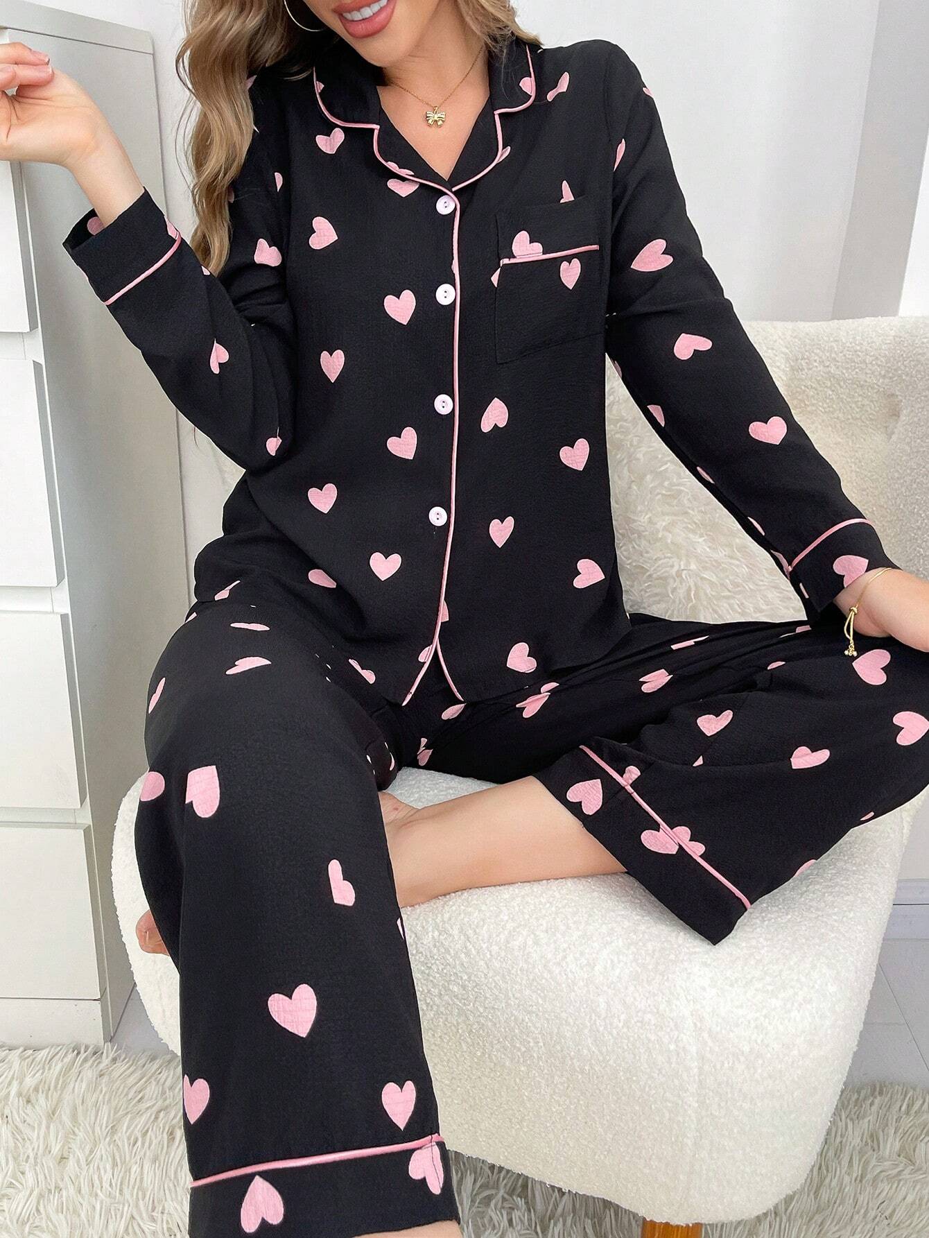Conjunto de Pijama Feminino com Gola de Recorte Contrastante, Aberta na Frente, Formato de Coração e Franzido