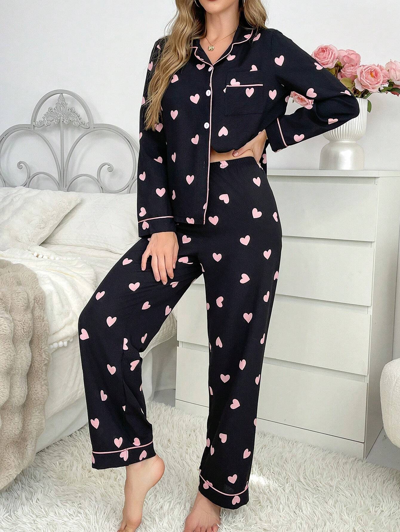 Conjunto de Pijama Feminino com Gola de Recorte Contrastante, Aberta na Frente, Formato de Coração e Franzido