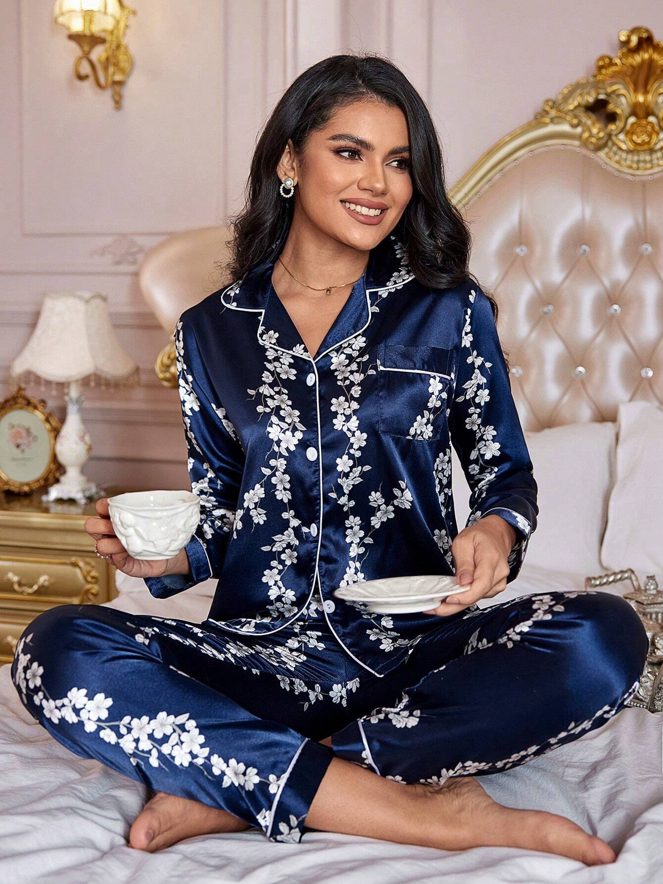 LuxeNights Conjunto de Pijama com Blusa de Cetim com Pesponto Contrastante e Estampa Floral e Calça