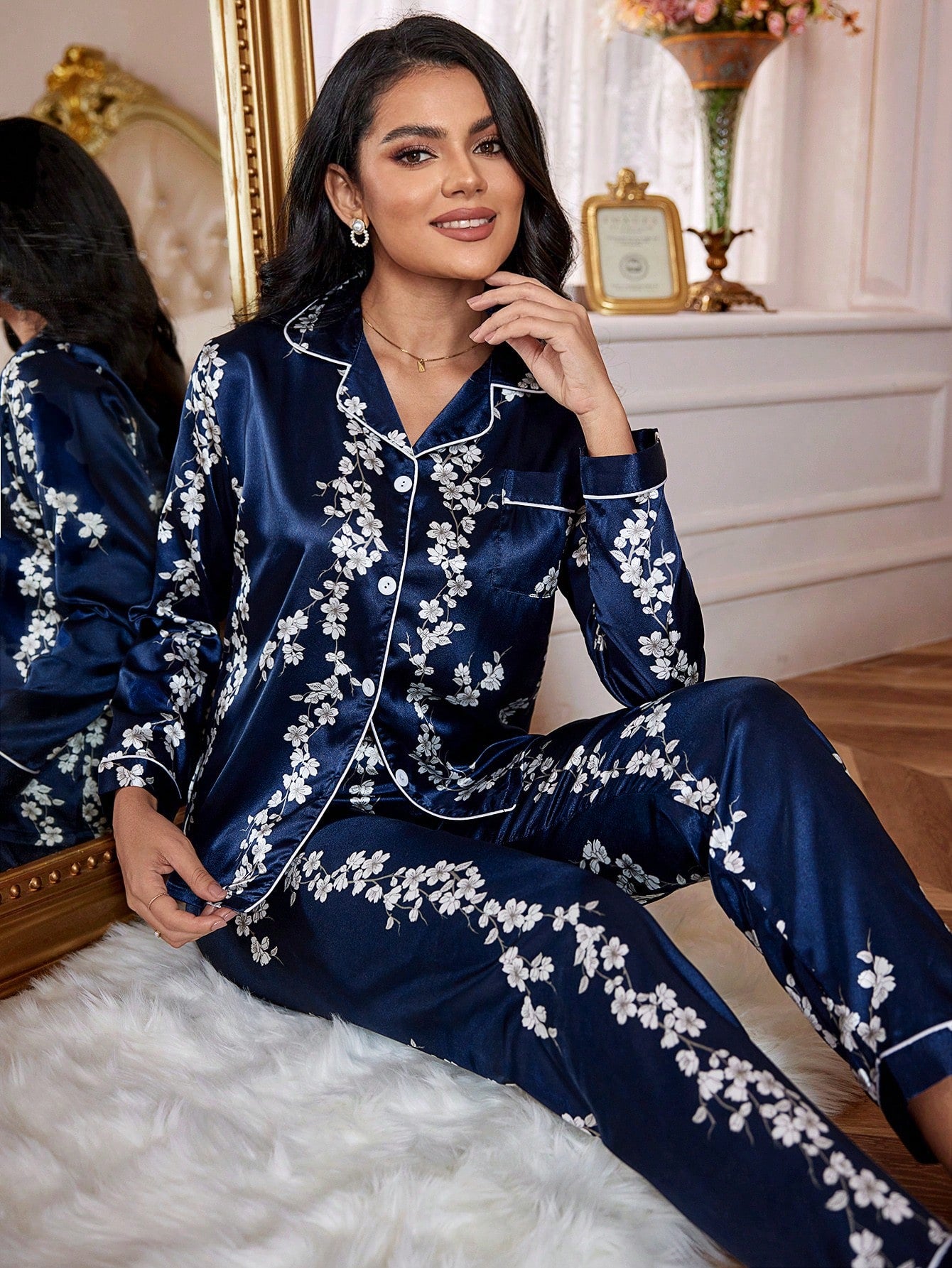LuxeNights Conjunto de Pijama com Blusa de Cetim com Pesponto Contrastante e Estampa Floral e Calça