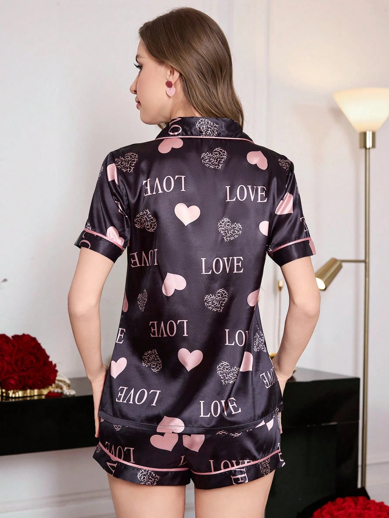 Conjunto de Pijama com Top de Manga Curta e Shorts com Estampa de Coração Semelhante à Seda, com Colarinho de Lapela e Design Aberto na Frente