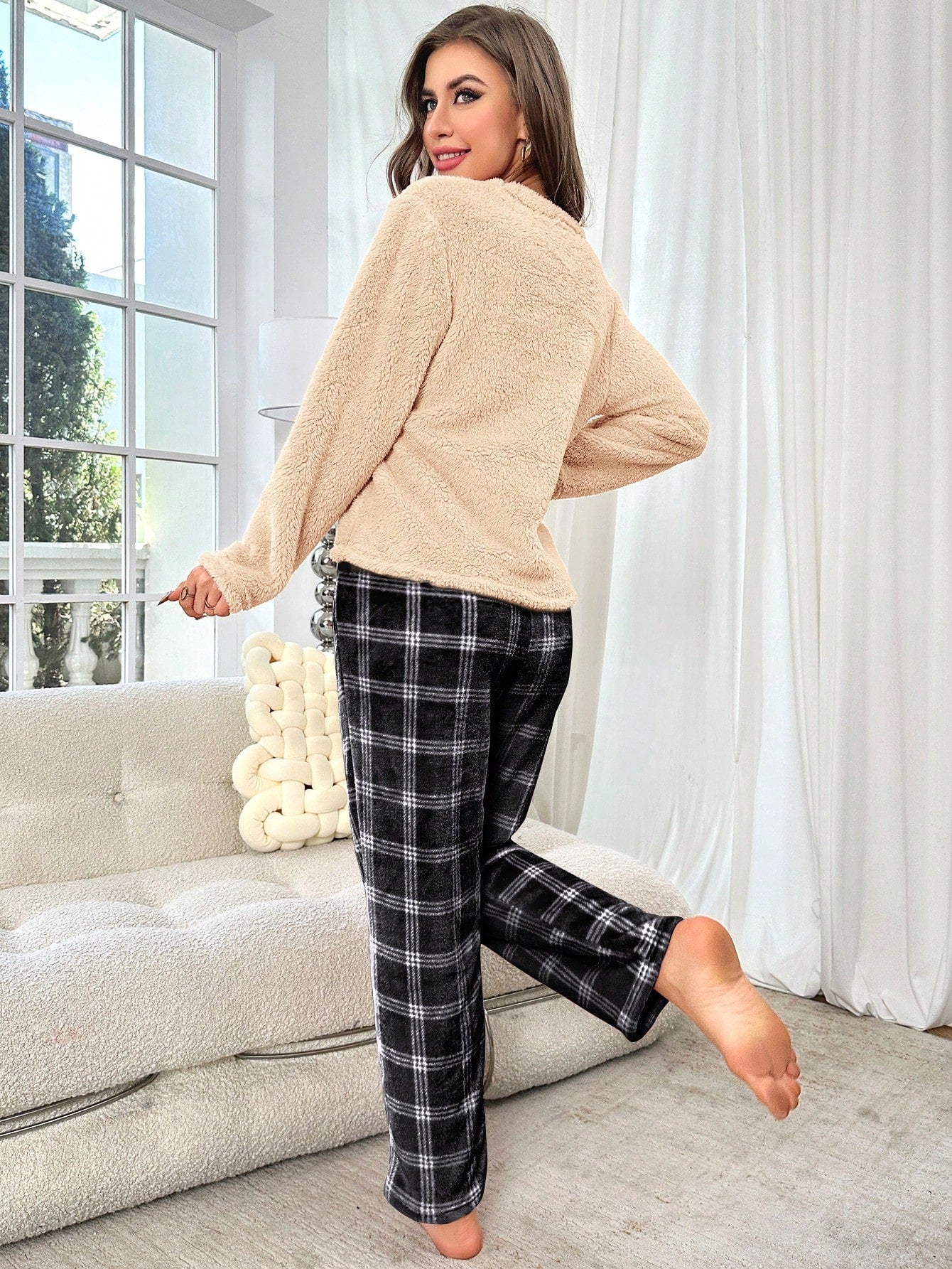 Conjunto de Pijama com Top de Manga Longa Sólida Aveludada e Calça Xadrez