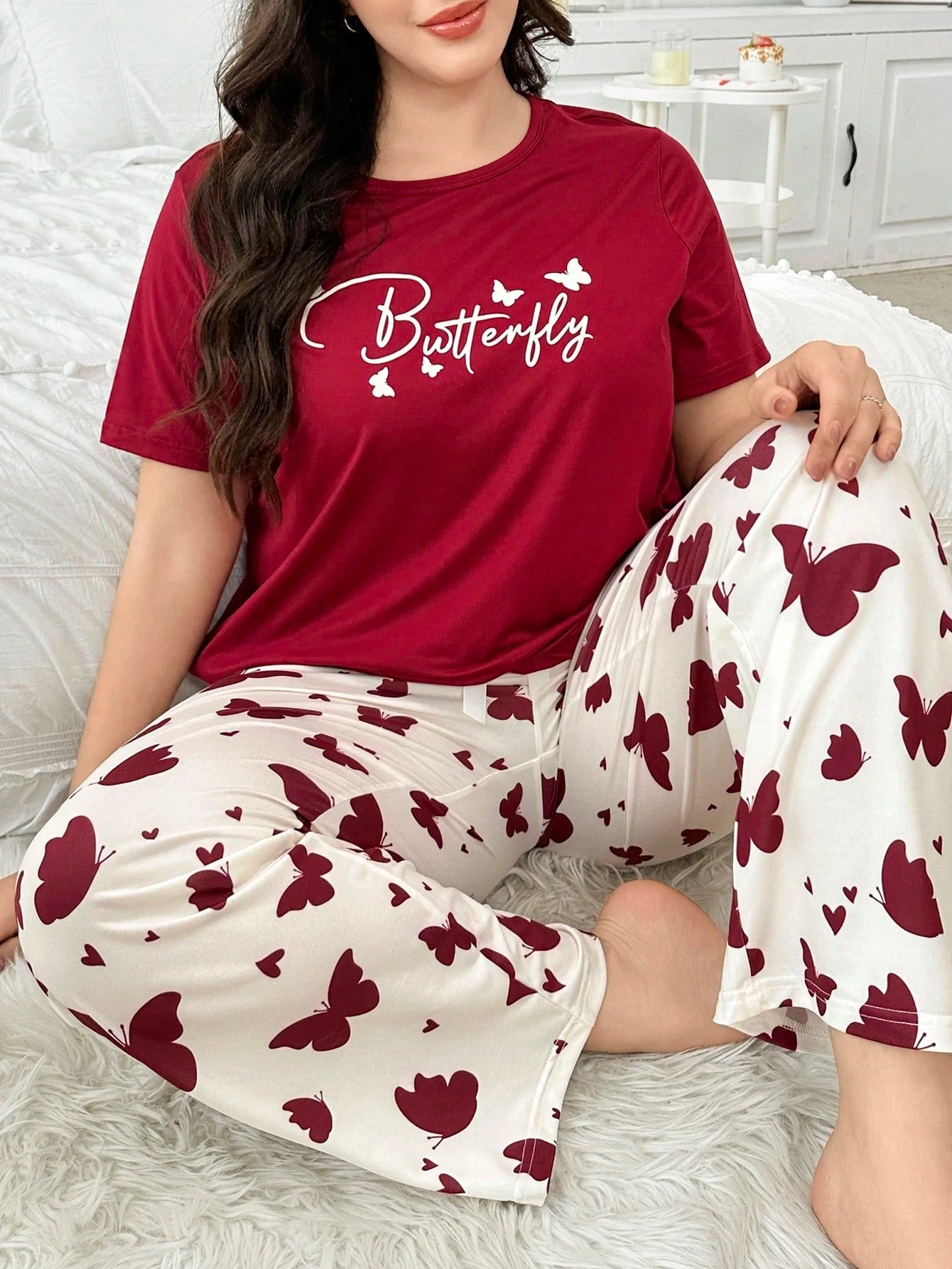 Conjunto de Pijama Plus Size com Estampa de Borboleta e Letra de Manga Curta para Mulheres