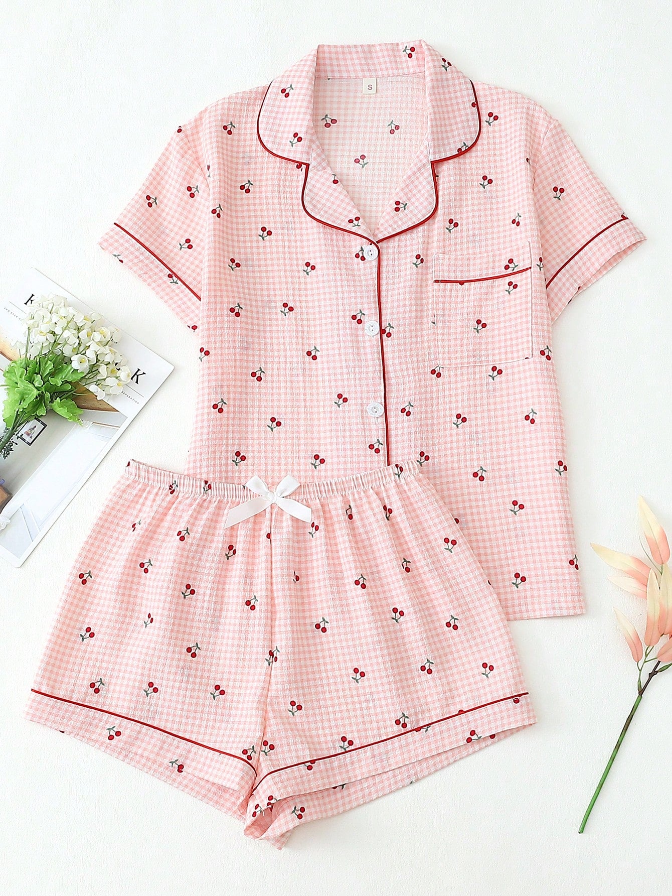 2 peças Conjunto de Pijama Feminino Estampa de Cereja Fofo, Top com Botões de Lapela e Manga Curta, e Shorts com Laço, Roupa de Dormir e Loungewear de Verão, Conjunto de Duas Peças