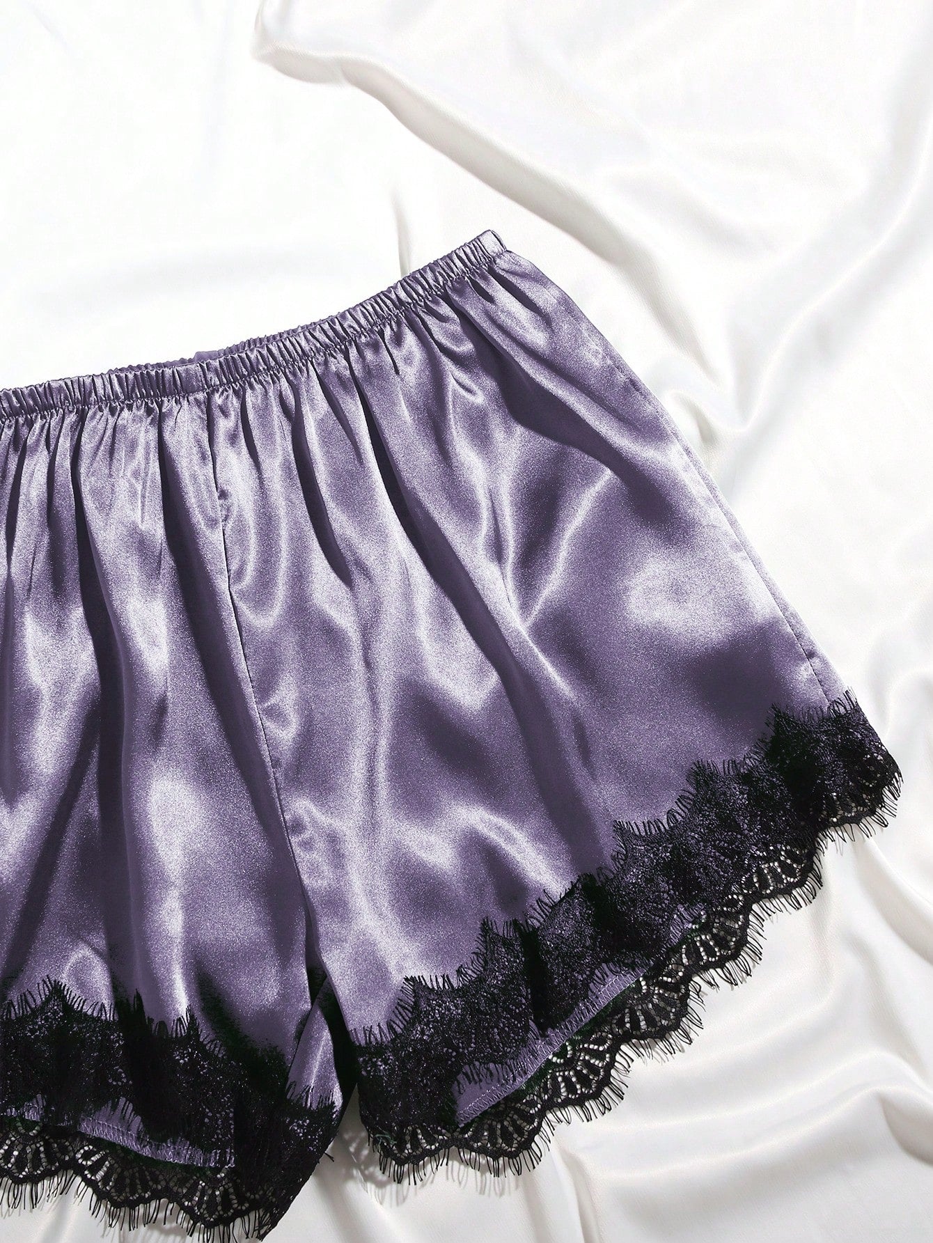 Conjunto de Pijama com Top Camiseta e Shorts em Cetim com Renda