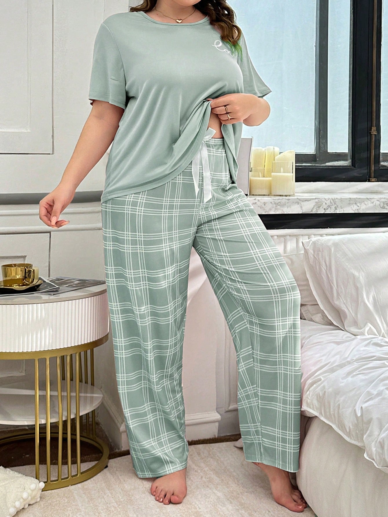 Conjunto de Pijama com Estampa Xadrez e Monograma