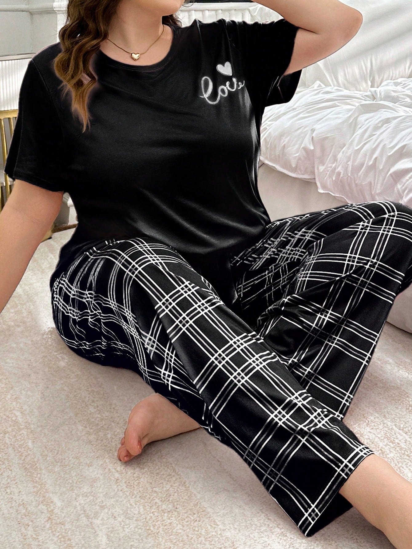 Conjunto de Pijama com Estampa Xadrez e Monograma