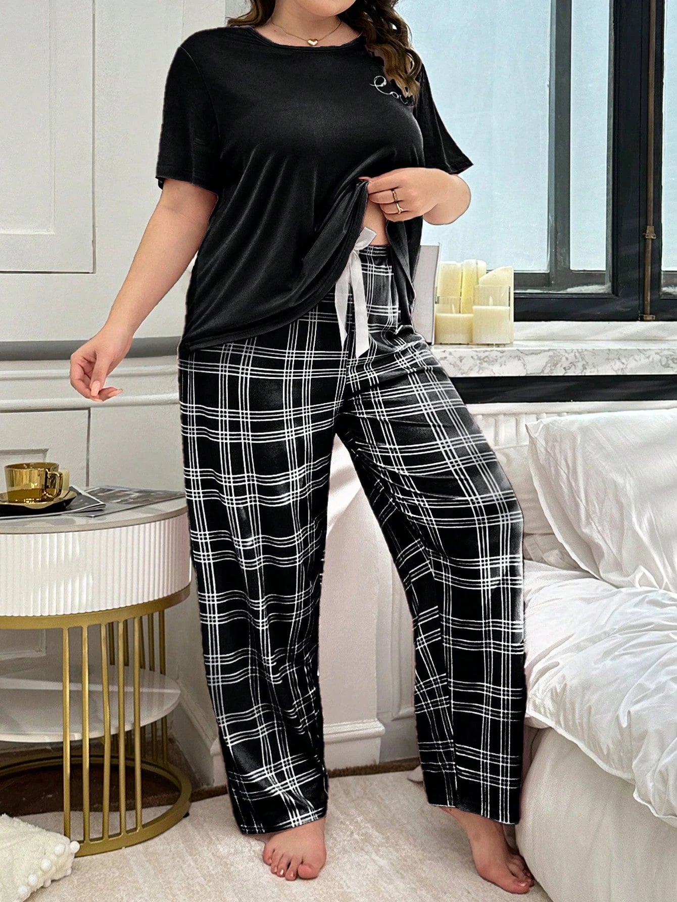 Conjunto de Pijama com Estampa Xadrez e Monograma